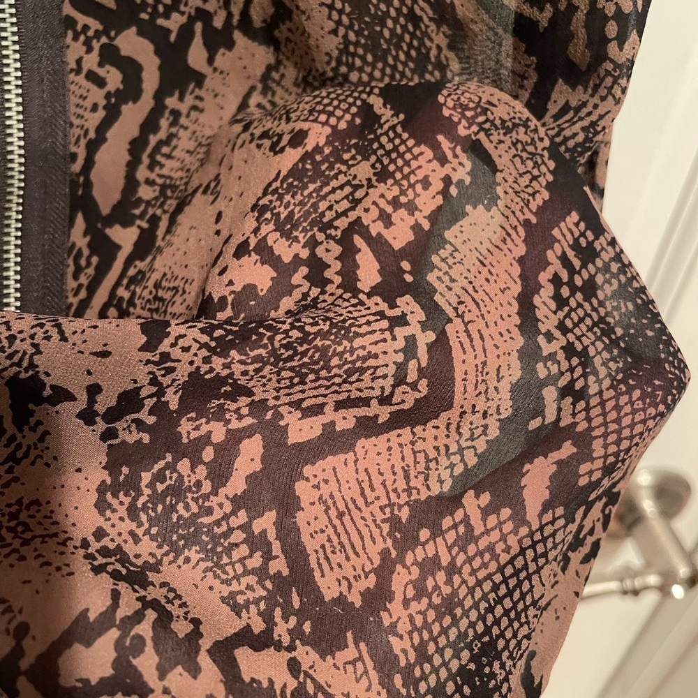 Guess Women's 100% Silk Top with Brown Snake Print M - Picture 5 of 7